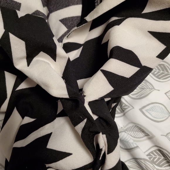 Blk and wht bodysuit - Picture 4 of 7